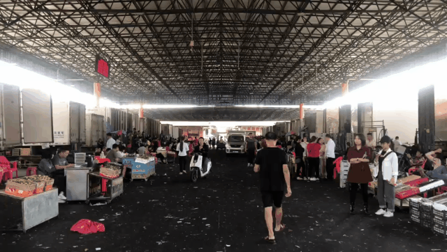 在东莞下桥水果批发市场,在综合水果区,街上空荡荡;在车场,人倒是挺多